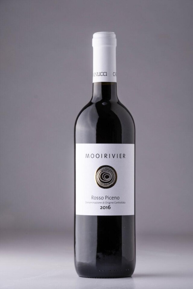 bottiglie di vino su sfondo bianco
