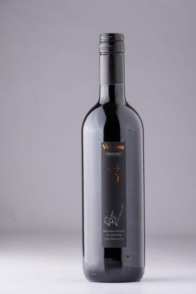 bottiglie di vino su sfondo bianco